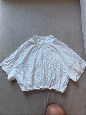 ALO Yoga White Cropped Mock-Neck Tee